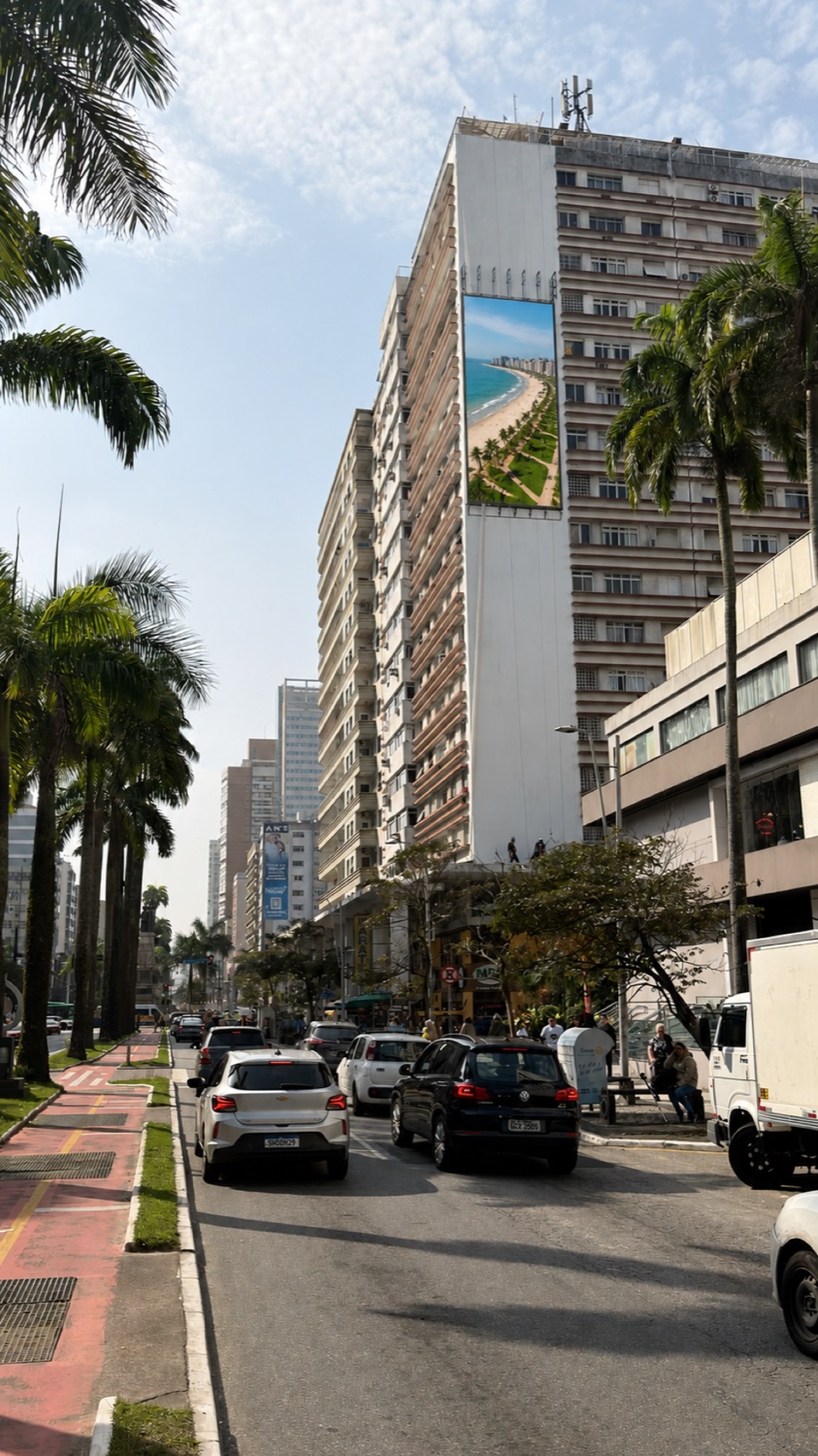 Painel vertical GoUp visto à distância pelo corredor da Avenida Ana Costa
